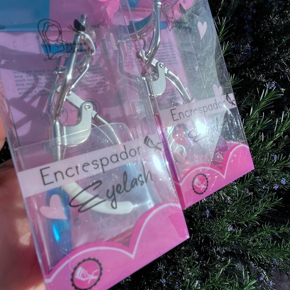 Lash curler in pink blue or purple with extra lash protector FREE W/$50 purchase - Picture 6 of 6